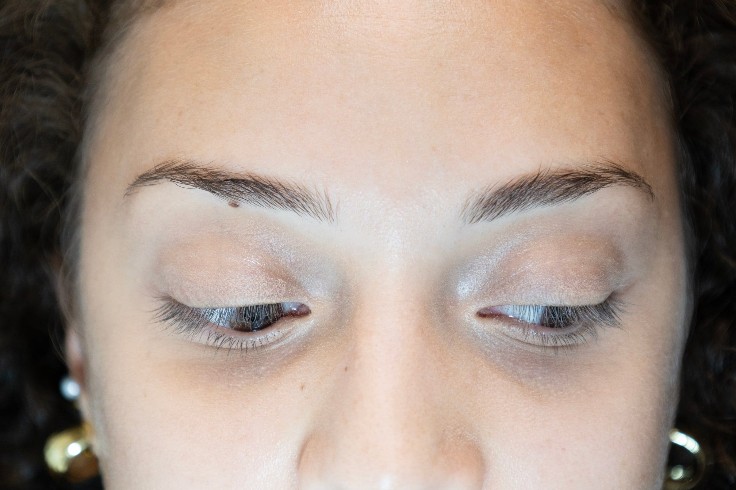 Prima: le due sopracciglia naturali, chiare, con gli occhi chiusi